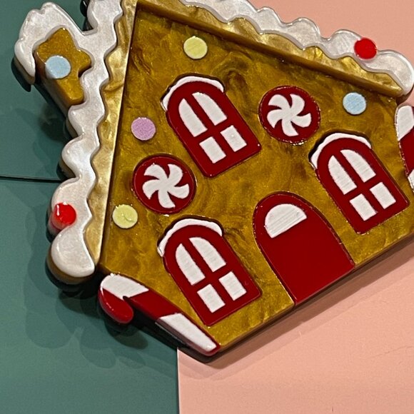 Handcrafted Retro Vintage Style Christmas Gingerbread House Acrylic Brooch Pin - Picture 2 of 4